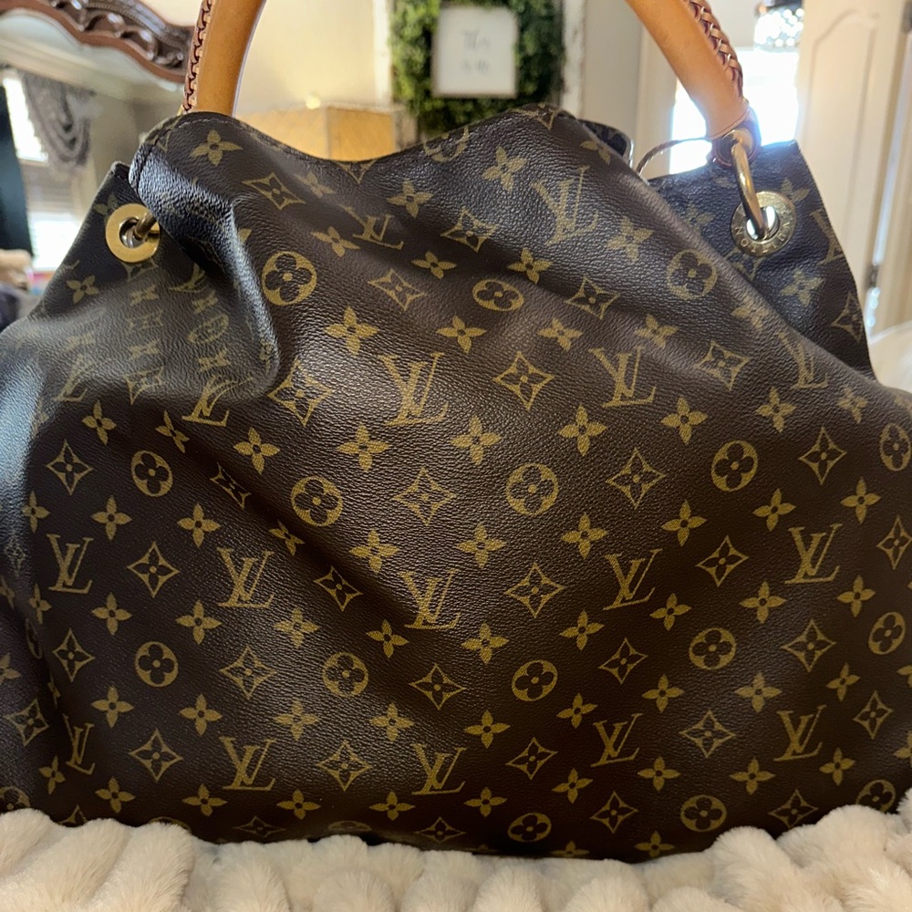 Authentic Louis Vuitton artsy GM